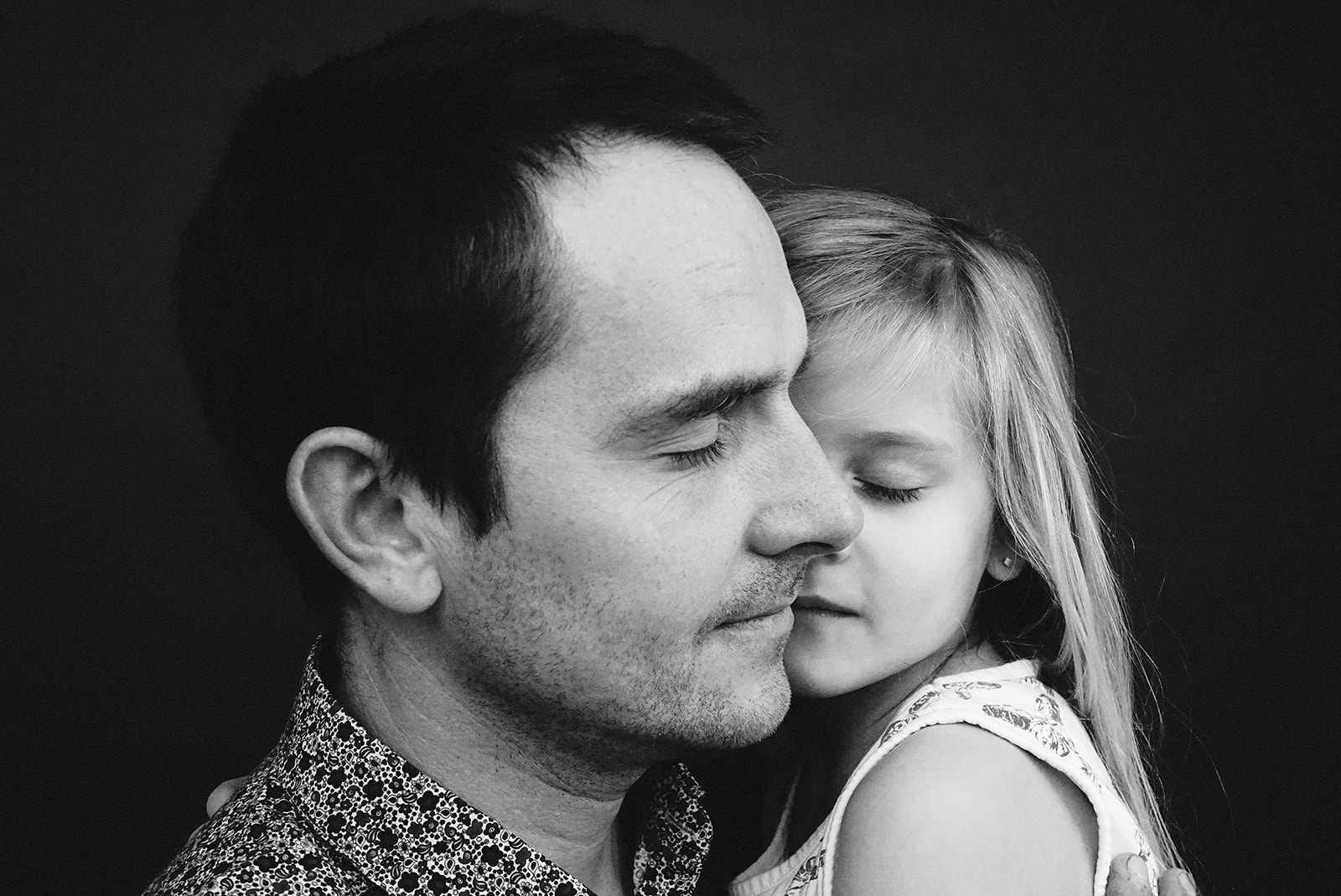 Famille allongée sur un tapis, souriante